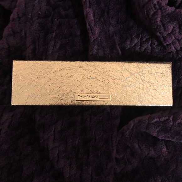 M•A•C Snow Ball Eye Compact - Picture 2 of 5